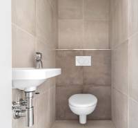 I PREDAJ novostavba 4i rodinného domu s terasou a záhradkou - Toaleta so stenami obloženými kachličkami v rodinnom dome.