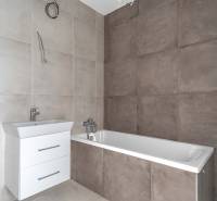 I PREDAJ novostavba 4i rodinného domu s terasou a záhradkou - Kúpeľňa s vaňou a umývadlom v rodinnom dome, steny s béžovým obkladom.