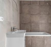 I PREDAJ novostavba 4i rodinného domu s terasou a záhradkou - Kúpeľňa s vaňou a umývadlom v rodinnom dome, obložená veľkoformátovými dlaždicami.