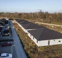 I PREDAJ novostavba 4i rodinného domu s terasou a záhradkou - Rodinné domy na Jabloňovej ulici v Šali obklopené zeleňou a príjazdovou cestou.