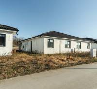 I PREDAJ novostavba 4i rodinného domu s terasou a záhradkou - Rodinné domy na Jabloňovej ulici v Šali so zeleným predpolím a asfaltovou cestou.