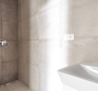 I PREDAJ novostavba 4i rodinného domu s terasou a záhradkou - Sprchový kút s obkladom a bielym umývadlom v rodinnom dome.