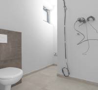 I PREDAJ novostavba 4i rodinného domu s terasou a záhradkou - Kúpeľňa v rodinnom dome s toaletou a nedokončenými rozvodmi na stene.