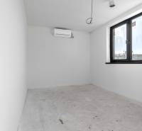 I NA PREDAJ 4i rodinný dom s veľkým pozemkom v Galante - ### Popis

Miestnosť v rodinnom dome s bielymi stenami, oknom a klimatizáciou.