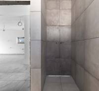 I NA PREDAJ 4i rodinný dom s veľkým pozemkom v Galante - Prázdny interiér rodinného domu so svetlými stenami a dlažbou.