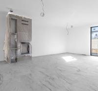 I NA PREDAJ 4i rodinný dom s veľkým pozemkom v Galante - Interiér rodinného domu s krbom a veľkými presklenými dverami.