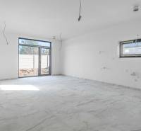 I NA PREDAJ 4i rodinný dom s veľkým pozemkom v Galante - Priestranná miestnosť s veľkými oknami a dlažbou v rodinnom dome.