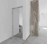 I NA PREDAJ 4i rodinný dom s veľkým pozemkom v Galante - Interiér rodinného domu s rozdelenými miestnosťami a svetlými stenami, viditeľný prechodový otvor.