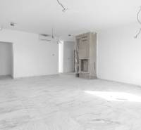 I NA PREDAJ 4i rodinný dom s veľkým pozemkom v Galante - Priestranná miestnosť v rodinnom dome s bielymi stenami a svetlou podlahou.