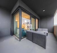 TEHELNÉ POLE | 1-izbový byt s priestrannou terasou - Terasa s pohodlným záhradným nábytkom, súčasť 1-izbového bytu v Bratislave III na Bajkalskej.