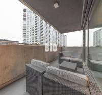 TEHELNÉ POLE | 1-izbový byt s priestrannou terasou - Balkón s ratanovým nábytkom v 1-izbovom byte na Bajkalskej, Bratislava III.