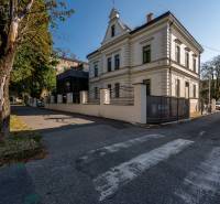 Na prenájom  plne zariadený apartmán na Južnej triede 44, Košice - Historická budova s modernou prístavbou a zeleňou na Južnej triede, mestská časť Juh, Košice.