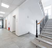 Na prenájom  plne zariadený apartmán na Južnej triede 44, Košice - Interiér s kamenným schodiskom a chodbou.