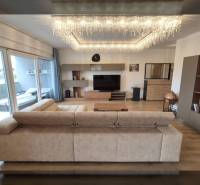  ZUKVE/VRSI - dvojizbový apartmán - 130 m od mora - Obývacia izba v rekreačnom apartmáne s pohodlnou sedacou súpravou a dekoratívnym osvetlením.