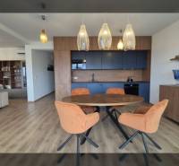 ZUKVE/VRSI - dvojizbový apartmán - 130 m od mora - Interiér rekreačného apartmánu s podlahou s dreveným dekorom a jedálenským stolom.