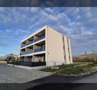  ZUKVE/VRSI - dvojizbový apartmán - 130 m od mora - Rekreačný apartmán pri ulici Zukve v meste Vrsi s parkovacími miestami pred budovou.