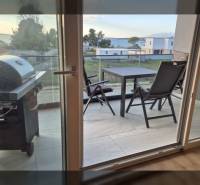  ZUKVE/VRSI - dvojizbový apartmán - 130 m od mora - Otvorená terasa s grilom a posedením v rekreačnom apartmáne na Zukve, Vrsi.