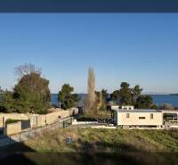  ZUKVE/VRSI - dvojizbový apartmán - 130 m od mora - Výhľad na pobrežie pri rekreačnom apartmáne v lokalite Vrsi, ulica Zukve, more v pozadí.