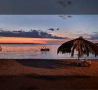  ZUKVE/VRSI - dvojizbový apartmán - 130 m od mora - Fotografia prezentuje plážový večer s palmami a oceňovaním realitnej kancelárie Reality BICIAŇ.