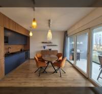  ZUKVE/VRSI - dvojizbový apartmán - 130 m od mora - Jedálenský kút s podlahou s dreveným dekorom a veľkými oknami v rekreačnom apartmáne.