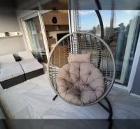  ZUKVE/VRSI - dvojizbový apartmán - 130 m od mora - Oddychová terasa rekreačného apartmánu s okrúhlym hojdacím kreslom a ratanovým sedením.