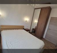  ZUKVE/VRSI - dvojizbový apartmán - 130 m od mora - Rekreačný apartmán s pohodlnou posteľou a podlahou s dreveným dekorom, osvetlený nástennými lampami.