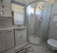  ZUKVE/VRSI - dvojizbový apartmán - 130 m od mora - Kúpeľňa v Rekreačnom apartmáne s moderným sprchovacím kútom a bielym nábytkom.