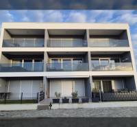  ZUKVE/VRSI - dvojizbový apartmán - 130 m od mora - Trojpodlažný rekreačný apartmán v meste Vrsi, na ulici Zukve s balkónmi a presklenými zábradliami.