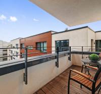 PRENÁJOM - reprezentatívny 2i byt v RIVER PARKU, ideálny aj na firmu - Balkón 2-izbového bytu v Bratislave - Starom Meste s dreveným dekorom a výhľadom.