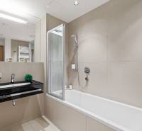 PRENÁJOM - reprezentatívny 2i byt v RIVER PARKU, ideálny aj na firmu - Kúpeľňa s vaňou, čiernym umývadlom a zrkadlom v 2-izbovom byte.