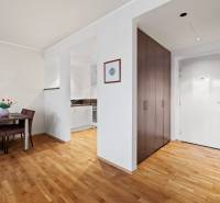PRENÁJOM - reprezentatívny 2i byt v RIVER PARKU, ideálny aj na firmu - Interiér 2-izbového bytu so stolovaním, kuchyňou a vstupom, podlaha s dreveným dekorom.