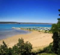  LJUBAČ - stavebný pozemok 697m2 s projektom na výstavbu vily s bazéno - Piesočná pláž pri pozemkoch na bývanie v prímorskej oblasti Ljubač v Ljubač.