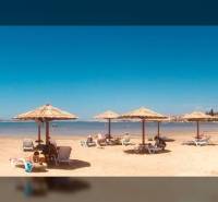  LJUBAČ - stavebný pozemok 697m2 s projektom na výstavbu vily s bazéno - Pláž s ležadlami a slnečníkmi pri mori v meste Ljubač na bývanie.