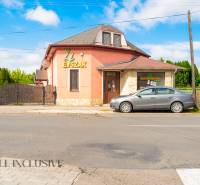 NA PREDAJ RODINNÉ DOMY S GARÁŽOU, DUNAJSKÁ STREDA - Rodinný dom na ulici Gyulu Szabóa v Dunajskej Strede so zaparkovaným autom.