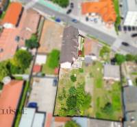 NA PREDAJ RODINNÉ DOMY S GARÁŽOU, DUNAJSKÁ STREDA - Pohľad zhora na rodinný dom a záhradu na ulici Gyulu Szabóa v Dunajskej Strede.