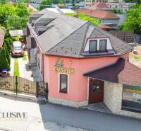 NA PREDAJ RODINNÉ DOMY S GARÁŽOU, DUNAJSKÁ STREDA - Rodinný dom s obchodom na ulici Gyulu Szabóa v Dunajskej Strede, obklopený zahradkou.