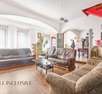 NA PREDAJ RODINNÉ DOMY S GARÁŽOU, DUNAJSKÁ STREDA - Interiér rodinného domu s pohodlným sedacím nábytkom, sklom a dekoračnými prvkami.