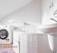 NA PREDAJ RODINNÉ DOMY S GARÁŽOU, DUNAJSKÁ STREDA - Kúpeľňa s práčkou a vaňou v rodinnom dome, biela dlažba, šikmá strecha.