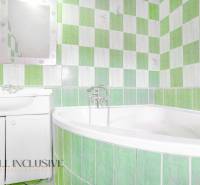 NA PREDAJ RODINNÉ DOMY S GARÁŽOU, DUNAJSKÁ STREDA - Kúpeľňa v rodinnom dome s bielou vaňou a zelenými kachličkami.