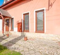 NA PREDAJ RODINNÉ DOMY S GARÁŽOU, DUNAJSKÁ STREDA - Rodinný dom na ulici Gyulu Szabóa v Dunajskej Strede s farebnou fasádou a oknami.