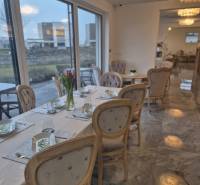 Ponúkame na prenájom zariadený podnikateľský priestor - kaviareň&bar. - Útulné gastro priestory s elegantným prestieraním, kvetmi a veľkými oknami.