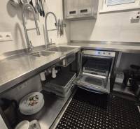 Ponúkame na prenájom zariadený podnikateľský priestor - kaviareň&bar. - Kuchyňa v gastro priestoroch s nerezovými drezmi, spotrebičmi a organizovanými kuchynskými nástrojmi.