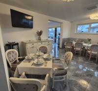 Ponúkame na prenájom zariadený podnikateľský priestor - kaviareň&bar. - Hodvábny dekor Gastro priestory so stolovaním, podlaha s dreveným dekorom, jemné osvetlenie.