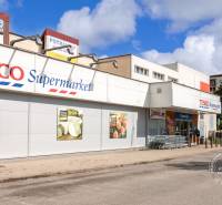 Zariadený 3-izb. byt, Stará Ľubovňa, Mierová ul. - Supermarket Tesco na ulici Tatranská, v blízkosti panelákov a parkoviska.