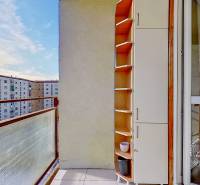 Zariadený 3-izb. byt, Stará Ľubovňa, Mierová ul. - Balkón 3-izbového bytu na Mierovej ulici v Starej Ľubovni s výhľadom na bytové domy.