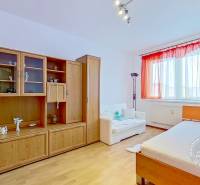 Zariadený 3-izb. byt, Stará Ľubovňa, Mierová ul. - Izba v 3-izbovom byte s nábytkom z drevodekoru a posteľou pri okne.