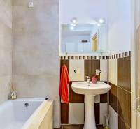 Zariadený 3-izb. byt, Stará Ľubovňa, Mierová ul. - Kúpeľňa v 3-izbovom byte s vaňou, umývadlom a zrkadlom.