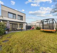 ROVINKA-Prenájom modernej, zariadenej novostavby 4 izbového rod.domu - Záhrada 4-izbového bytu na Topoľovej ulici v Rovinke s trampolínou a terasou.