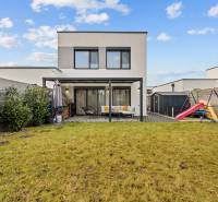 ROVINKA-Prenájom modernej, zariadenej novostavby 4 izbového rod.domu - Záhrada 4-izbového bytu na Topoľovej ulici v Rovinke s trávnikom a detským ihriskom.