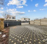 ROVINKA-Prenájom modernej, zariadenej novostavby 4 izbového rod.domu - Pohľad na vstupný priestor 4-izbového bytu na Topoľovej ulici v Rovinke.